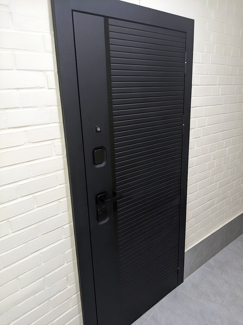 Черная дверь в квартиру Черная дверь в квартиру