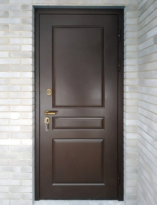Дверь коричневого цвета
