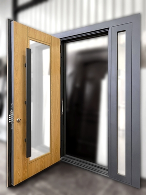 Входная группа с остекленными боковыми вставками Входная группа с остекленными боковыми вставками